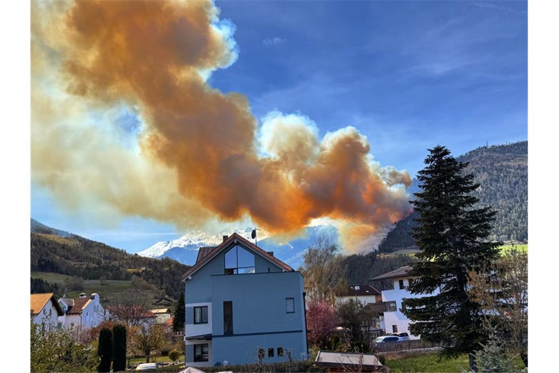 Wo brennt es in Südtirol? Dicker Rauch steigt über Prad auf.