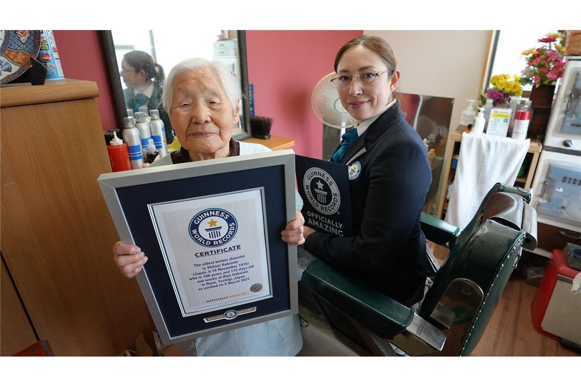 108-jährige Japanerin ist älteste Friseurin der Welt Die 108-jährige Japanerin Shitsui Hakoishi erhält eine Urkunde von Guinness World Records als älteste Friseurin der Welt.