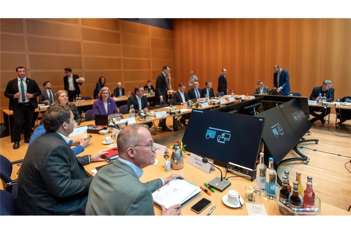 Klingbeil: Vertrauen zu Merz wächst Die 19-er-Runde