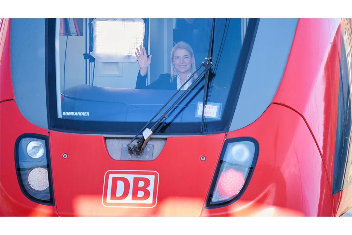 Evelyn Palla: Südtirolerin mit viel Bahn-Erfahrung Die 1973 in Bozen geborene Südtirolerin gilt als empathischer als ihr Vorgänger Richard Lutz.