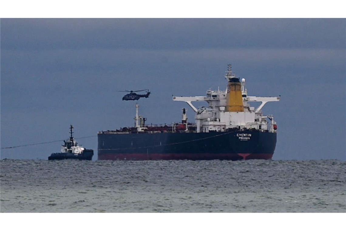 Bundesregierung gegen russische Schattenflotte aktiv Die 24 Besatzungsmitglieder des Tankers „Eventin“ werden nach Angaben des Wasserstraßen- und Schifffahrtsamts Ostsee versorgt.