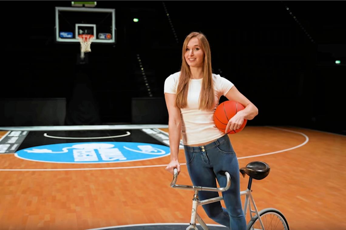 Die 26-Jährige präsentiert sich und ihre Sportart in der besten Basketball-Liga der Welt. Screenshot: violalovescycling