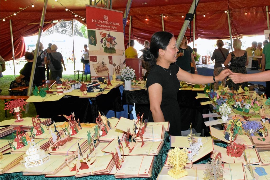 Kreatives Kunsthandwerk beim Januariusmarkt weckt Kauflaune Die 3-D-Pop-up-Karten von Tu Van Pham-Brözel aus Untermünkheim faszinieren viele Besucherinnen und Besucher. Fotos: Elisabeth Klaper