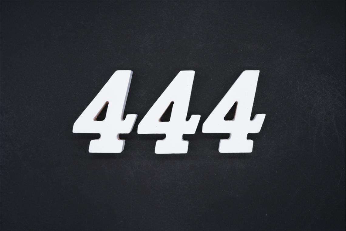Was hinter einem „444“-Tattoo steckt Die "444" kann verschiedenste Bedeutungen haben.