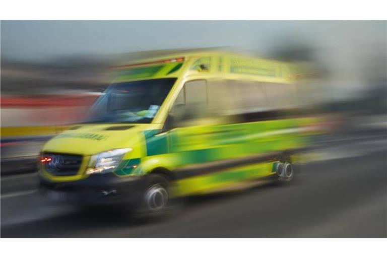Die 66-jährige Freiburgerin wurde mit lebensgefährlichen Verletzungen in eine Klinik gebracht. (Symbolbild)