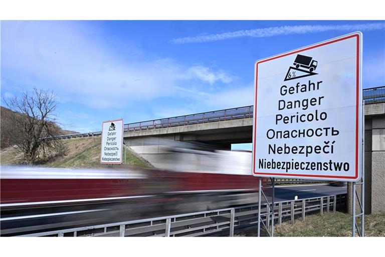 Die A8 am Albabstieg wird am Wochenende in Richtung Stuttgart gesperrt. (Archivbild)