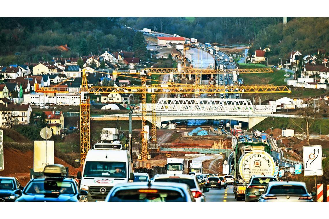 Die A8 bei Pforzheim ist aktuell wegen eines Unfalls gesperrt – es kommt zu langen Staus (Archivfoto).