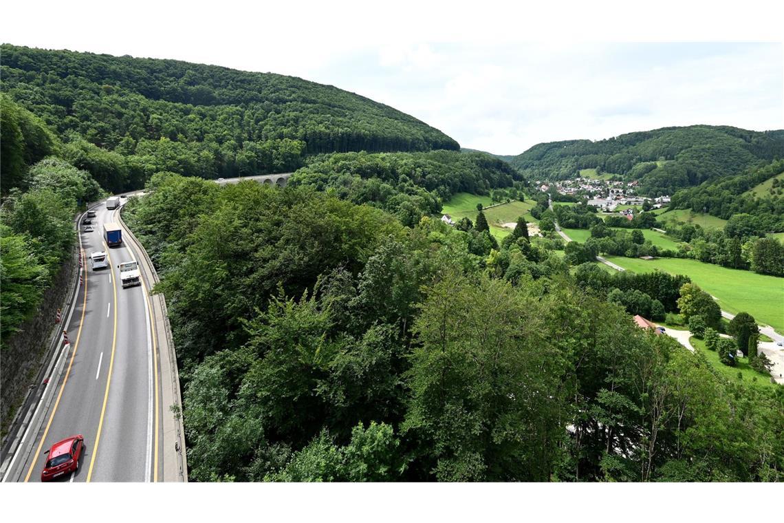 Die A8 beim Albaufstieg in der Nähe von Wiesensteig ist am Montagabend gesperrt worden (Archivbild).