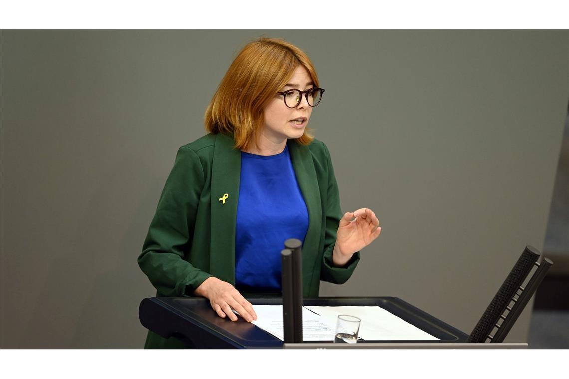 Die Abgeordnete Marlene Schönberger (Grüne) sagt: "Dass bereits unsere Anfrage auf spürbaren Gegenwind aus extrem rechten Kreisen gestoßen ist, zeigt, wie empfindlich die Szene auf kritische Nachfragen reagiert."