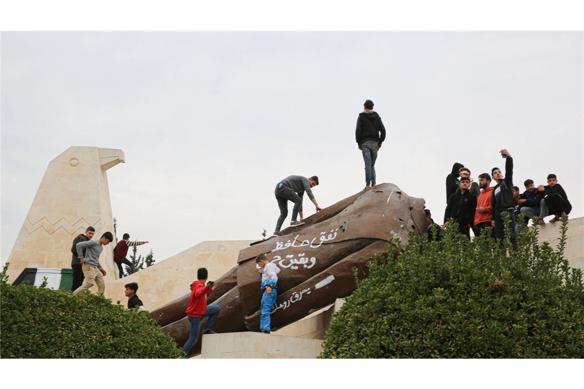 Umbruch in Syrien: Was bedeutet der Sturz Assads? Die abgerissene Statue des ehemaligen syrischen Präsidenten Hafez al-Assad in der syrischen Stadt Hama. Nach mehr als 50 Jahren endet in Syrien die Herrschaft der Assad-Familie.