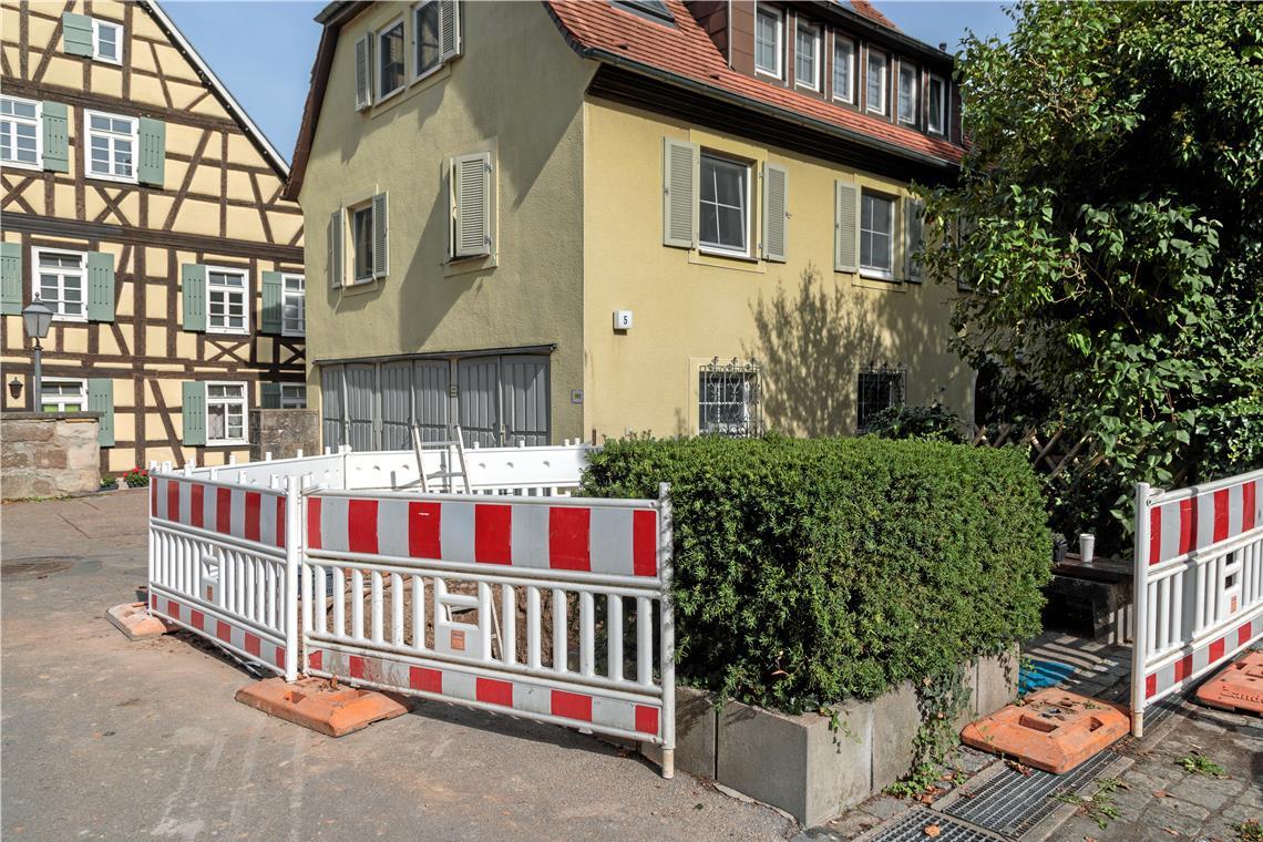 Skelettfund bei Bauarbeiten im Murrhardter Klosterhof Die abgesperrte Fundstelle. Foto: Stefan Bossow
