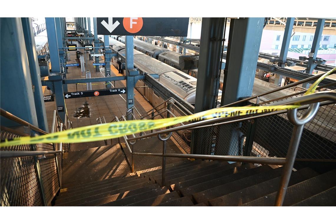 Frau in Brand gesteckt – Geschworene erlauben Mordanklage Die abgesperrte Station im New Yorker Stadtteil Brooklyn gehört zum bekannten Ausflugsziel Coney Island.