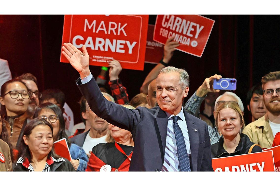 Kanada rechnet mit Trump ab Die Abgrenzung zu den USA hat Mark Carney den Wahlsieg gebracht.„Wir werden diesen Handelskrieg gewinnen“, sagt der 60-jährige Wirtschaftsexperte vor jubelnden Anhängern.