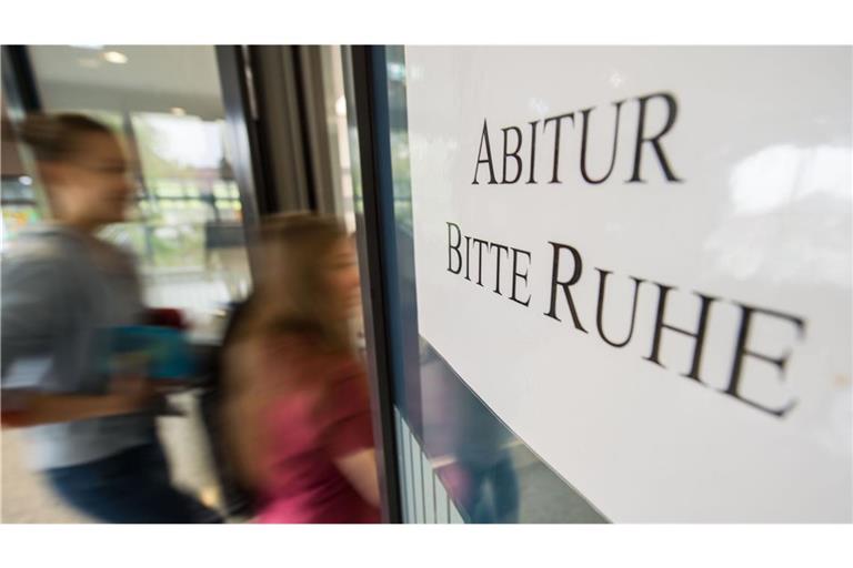 Die Abiturientinnen und Abiturienten haben drei schriftliche Prüfungen zu absolvieren.