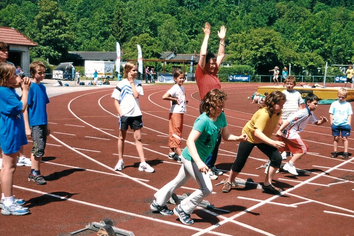 TV Murrhardt feiert seinen 175. Geburtstag Die Abnahme der Prüfungen für das Deutsche Sportabzeichen prägt das Vereinsleben des TV Murrhardt wie auch das Turnen, das beim Turnfest im Jahr 1914 im Freien ausgeübt wurde. Foto: TV Murrhardt