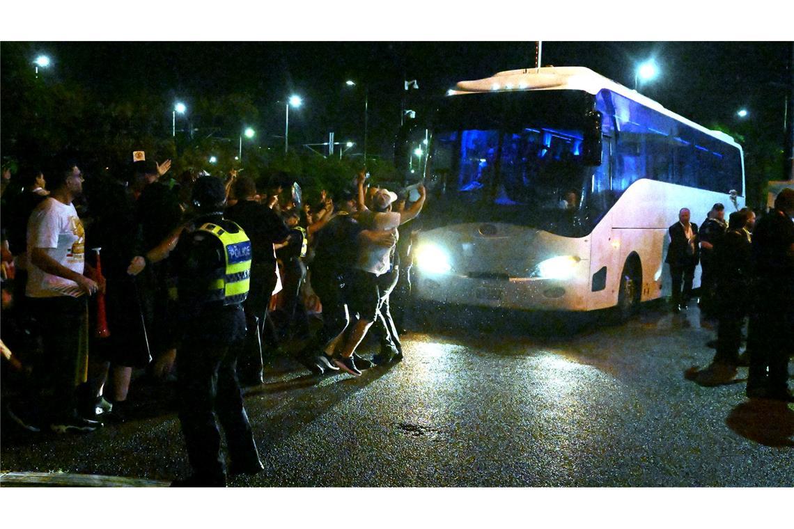 Die Abreise des iranischen Fußballteams vom Stadion war chaotisch.