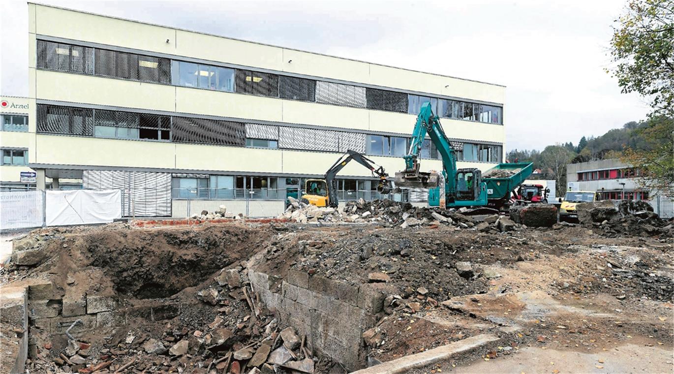 Schulen und Kinderbetreuung im Fokus Die Abrissarbeiten auf dem Lindenareal neben dem Ärztehaus sind so gut wie abgeschlossen. Über die städteplanerische Gestaltung des Gebiets müssen sich der Gemeinderat und die Verwaltung aber noch Gedanken machen. Foto: J. Fiedler