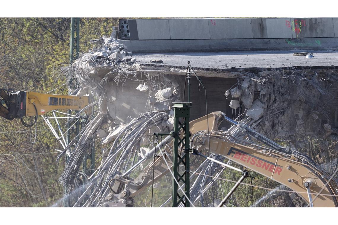 Marode Brücken: Bericht sieht viel höheren Sanierungsstau Die Abrisskante der Ringbahnbrücke im Berliner Westen.