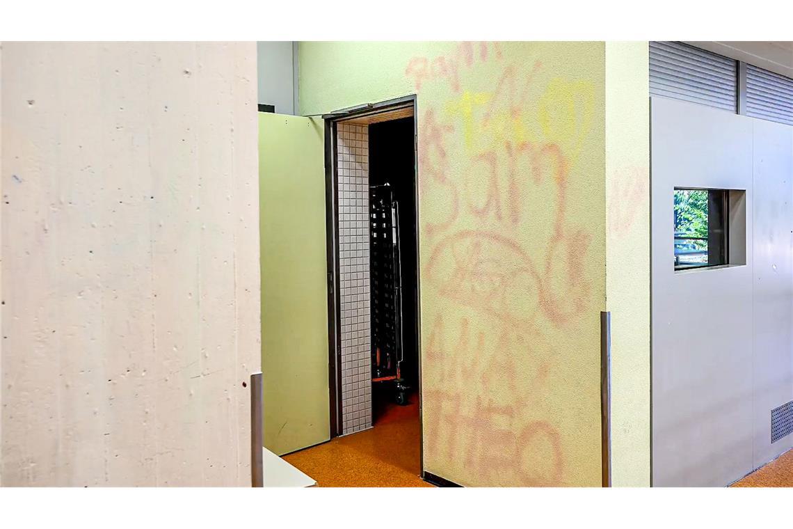 Die Abschlussklasse hatte in der Nacht zum 10. Juli Wände und Fassaden der Schule mit Kreidespray besprüht.