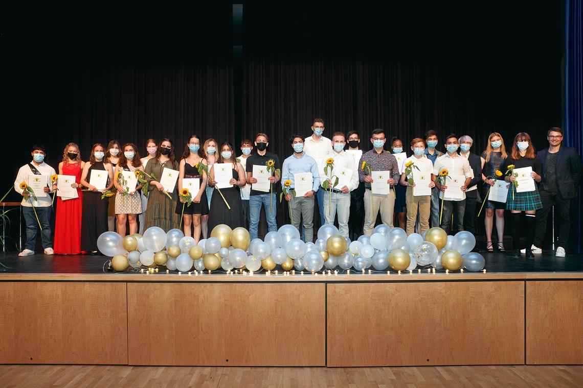 Die Absolventen mit ihrem Mittlere-Reife-Zeugnis und Klassenlehrer Michael Horny (rechts). Fotos: J. Fiedler