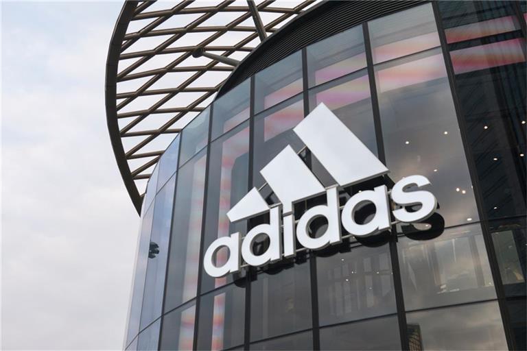 Die Adidas-Aktie hat seit Wochenbeginn rund 12 Prozent an Wert verloren. Erfahren Sie, warum die Prognosen des Unternehmens die Anleger enttäuscht haben und welche Faktoren den Kurs belasten.