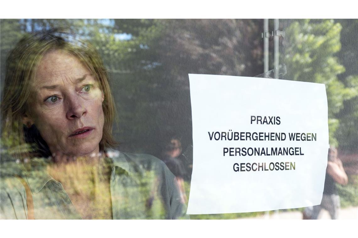 Die Ärztin muss ihre Praxis geschlossen halten.