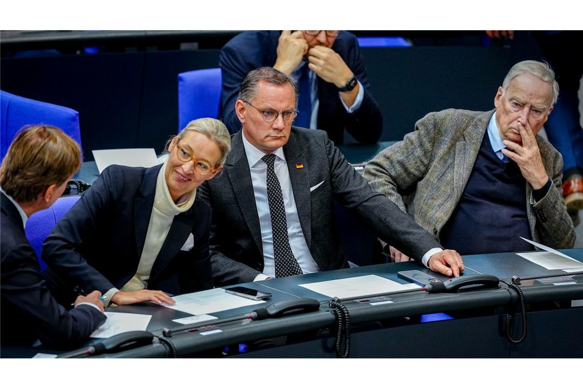 Streit mit Verfassungsschutz - AfD: "1:0 für uns" Die AfD-Chefs Alice Weidel und Tino Chrupalla nehmen zum 80. Jahrestag des Kriegsendes an einer Gedenkstunde im Bundestag teil. Am selben Tag kommt die Nachricht , dass der Verfassungsschutz vorläufig seine Einstufung der AfD als "gesichert rechtsextremistisch" auf Eis legt.