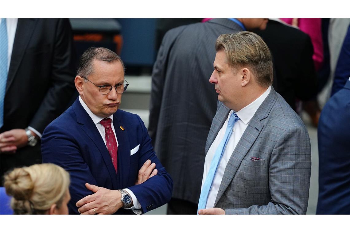 Staatsanwaltschaft ermittelt gegen AfD-Politiker Krah Die AfD-Spitze - links Parteichef Tino Chrupalla - ist wieder einmal mit Negativ-Schlagzeilen um Parteikollege Maximilian Krah (r.) konfrontiert. Krah ist gerade erst neu in den Bundestag eingezogen. (Archivbild)