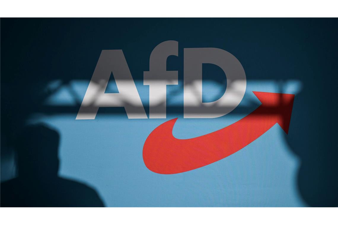 Die AfD wird vorläufig weiter als Verdachtsfall geführt. Mit ihrem Eilantrag gegen eine Höherstufung hatte sie vor Gericht Erfolg. (Symbolbild)