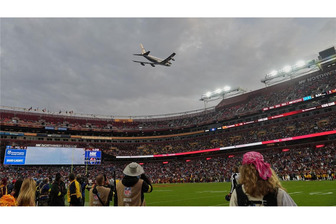 Die Air Force One überfliegt das Northwest Stadion.