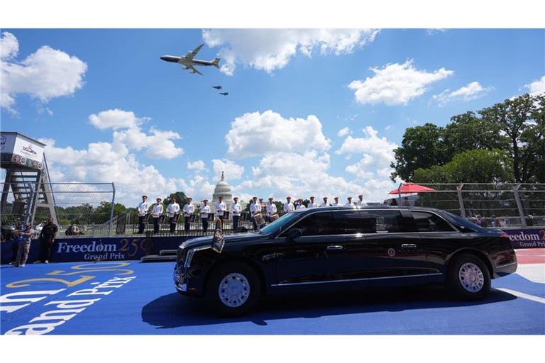 Die „Air Force One“ und vier F-35 fliegen über die Rennstrecke hinweg, während US-Präsident Donald Trump in der als „The Beast“ bekannten Präsidentenlimousine vor dem IndyCar-Rennen „Freedom 250 Grand Prix“ eine Runde über die Rennstrecke dreht.