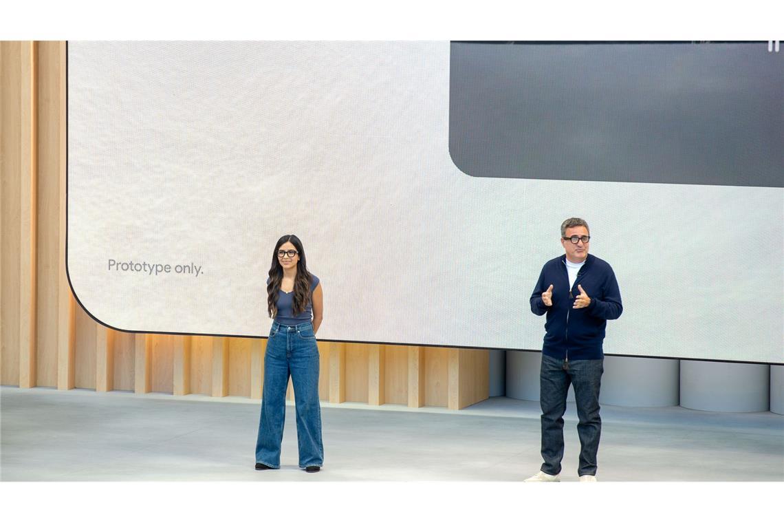 Google zeigt Prototypen einer schlanken AR-Brille Die Akkus der Brillen, die Google bei seiner Entwicklerkonferenz zeigte, sollen den ganzen Tag halten. Noch sind es allerdings nur Prototypen.