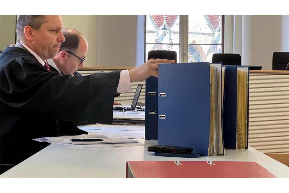 Die Aktensammlung des Prozesses umfasst mehrere Tausend Seiten.