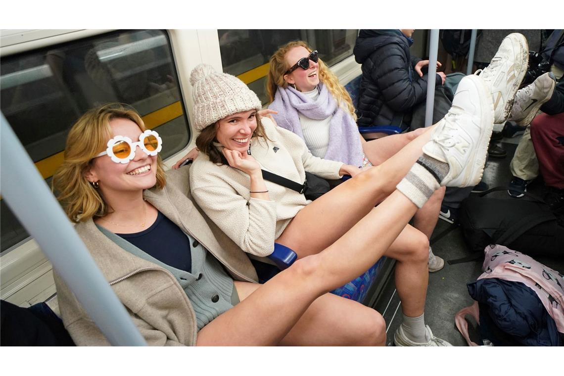 Ohne Hose in die Röhre: Londoner bei "No Trousers Tube Ride" Die Aktion sorgte für viele heitere Gesichter in Londons U-Bahnen.