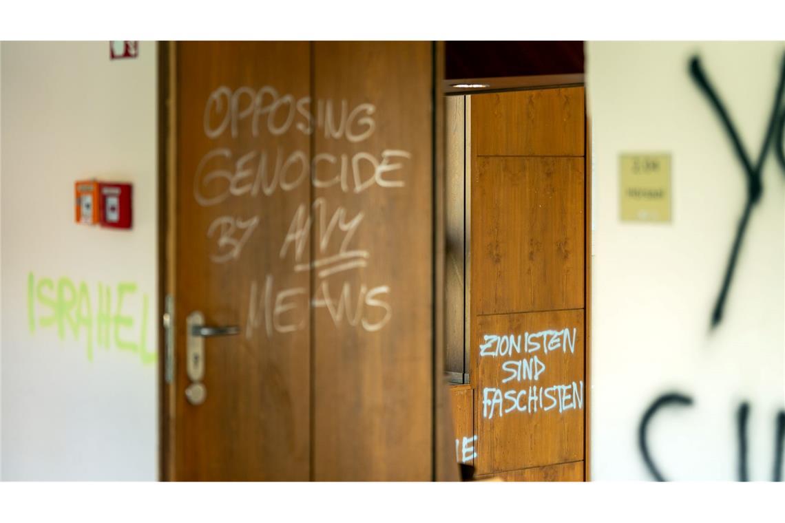 Hochschul-Präsidentin: Aktivisten ging es um Zerstörung Die Aktivisten haben unter anderem Wände und Holzvertäfelungen beschmiert.
