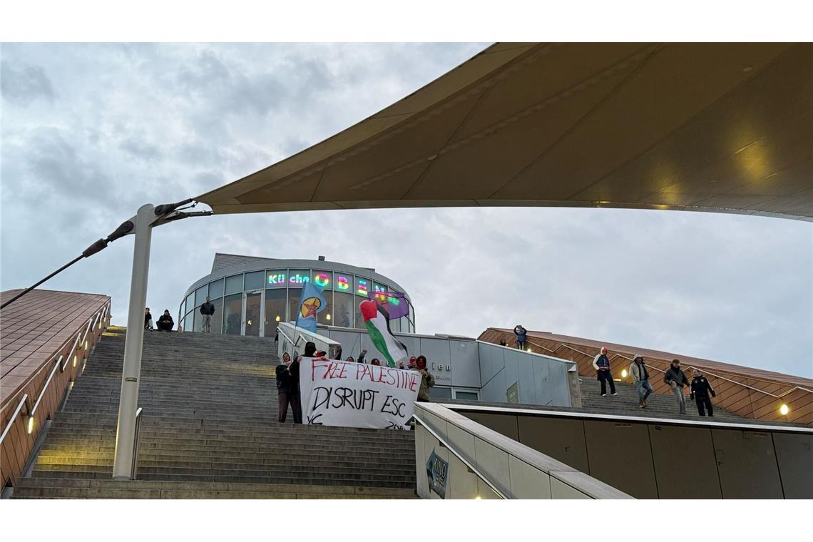 Die Aktivisten protestierten mit Sprechchören und Plakaten auf den Stufen der städtischen Hauptbücherei gegen die Teilnahme Israels am ESC.