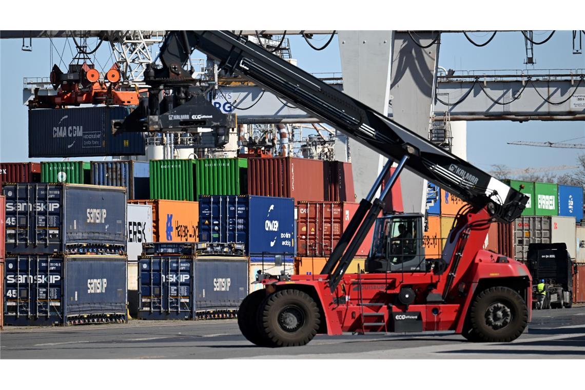 Auftragslage in der Wirtschaft verbessert sich Die aktuelle Umfrage des Ifo zum Auftragsmangel in der deutschen Wirtschaft zeigt leichte Entspannung.