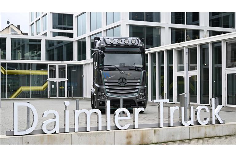 Die aktuelle Wirtschaftslage wirkt sich negativ auf die Verkäufe von Daimler Truck aus. (Archivbild)