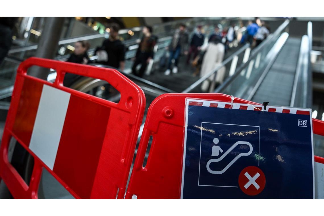 Die allermeisten Rolltreppen im Berliner Hauptbahnhof fahren nach Angaben der Bahn wieder. (Archivbild)