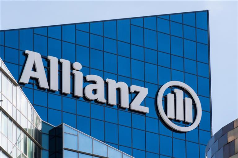Die Allianz-Aktie fällt um 2 % auf 380 Euro. Erfahren Sie, wie KI-basierte Vertriebskanäle wie ChatGPT den Versicherungsmarkt verändern und welche Chancen und Risiken sich für die Allianz ergeben.