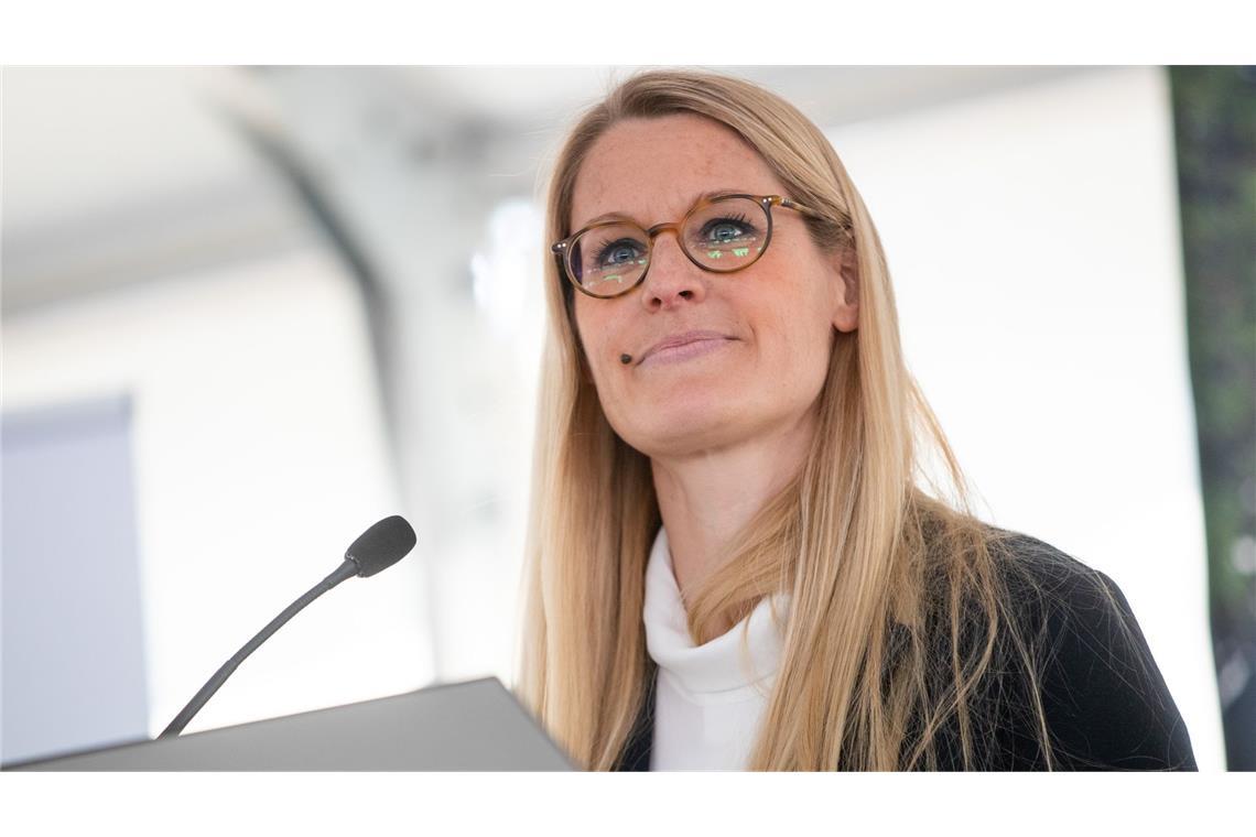 De la Viña zieht die Familie vor Die Allianz-Chefin Katja de la Viña (hier bei einer Grundsteinlegung in Stuttgart) arbeitet erst einmal an anderer Stelle in Teilzeit.