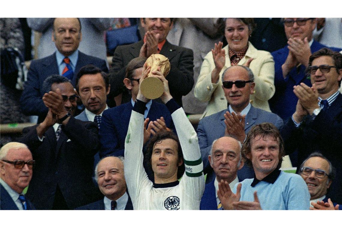 Die alte Bundesrepublik war nach den USA und Japan die größte Wirtschaftsmacht der Welt - und auch als Sportnation erfolgreich: 1974 gewann die Elf von Franz Beckenbauer die Fußball-WM. (Archivbild)