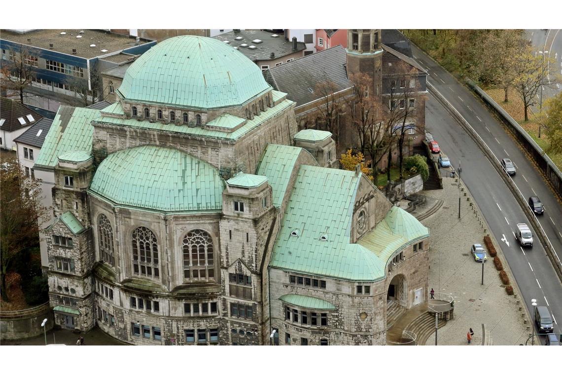 Die alte Synagoge in Essen: Zweimal soll der 17-Jährige in das Gebäude gegangen sein, um nach weiteren Opfern zu suchen. (Archivbild)