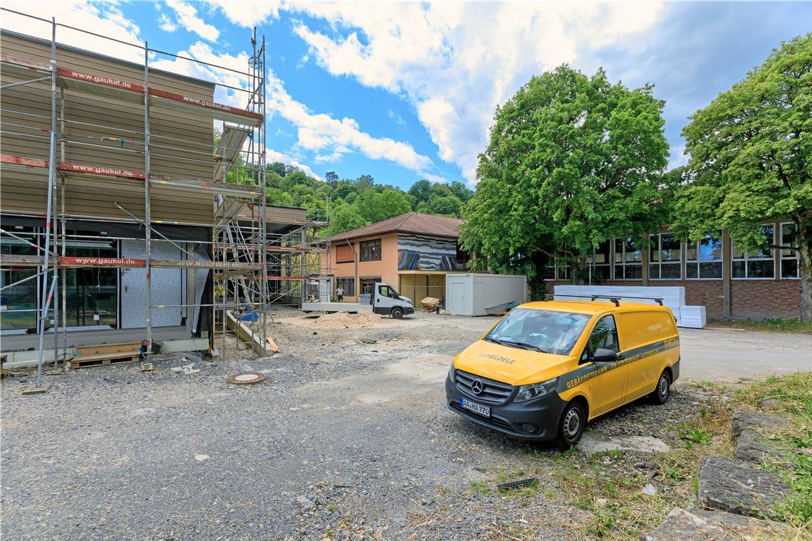 Stadt reagiert auf Raumnot in Murrhardter Schulzentrum Die alte Turnhalle (rechts im Bild unter den Bäumen) wird nun doch früher abgerissen als geplant. Das Werkstattgebäude bleibt bestehen (MItte). Die Abbrucharbeiten werden in den Sommerferien laufen. Im Moment geht man davon aus, dass die neue Turnhalle (links) November oder Dezember eröffnet werden kann. Foto: Stefan Bossow