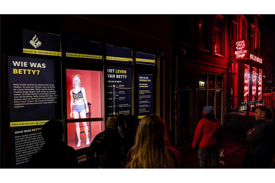 Mördersuche mit Hologramm: Wer tötete Betty in Amsterdam? Die Amsterdamer Polizei hofft, mit Hilfe des Hologramms den 15 Jahre alten Mord an der damals 19-jährigen Szabo aufzuklären.