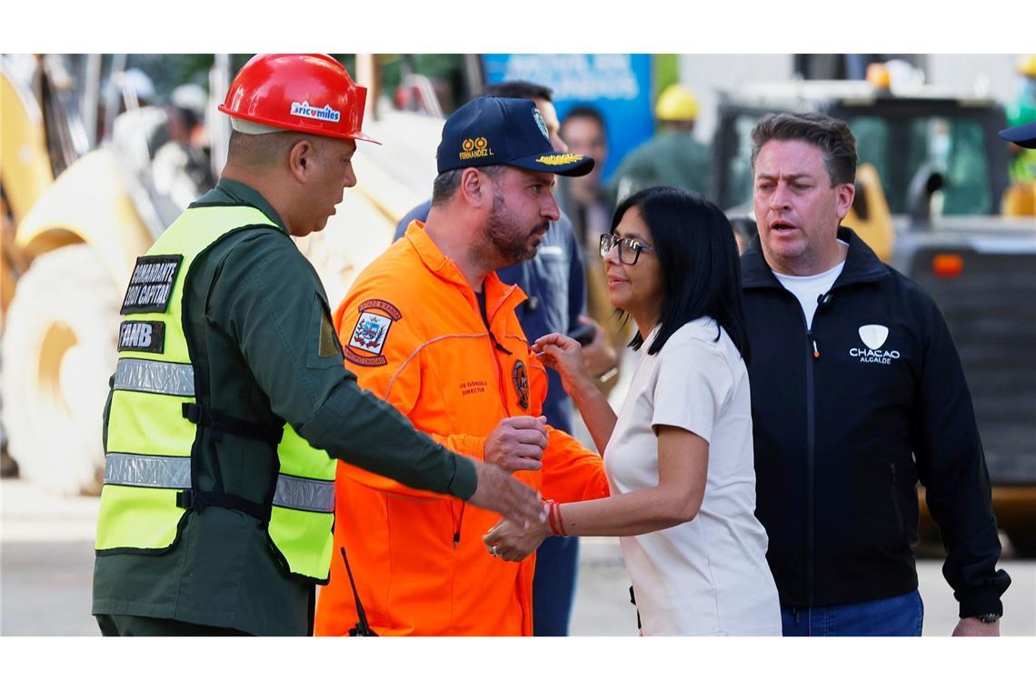 Die amtierende Präsidentin Delcy Rodriguez besucht ein vom Erdbeben betroffenes Gebiet in Caracas.
