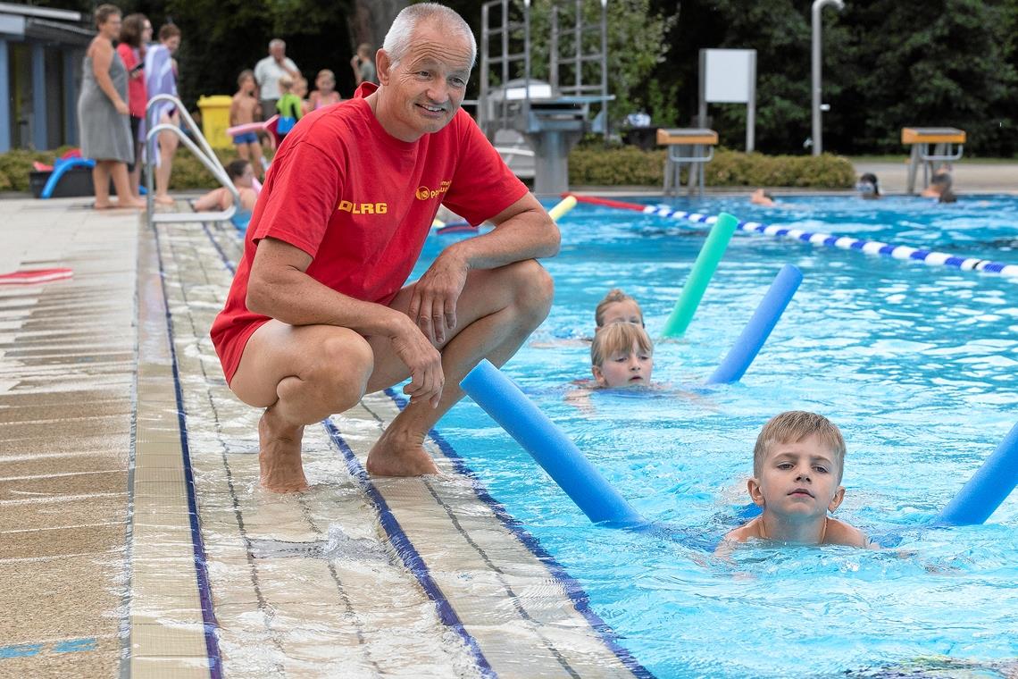 Die Zukunft des Ortsvereins gesichert Die Anfängerschwimmkurse sind ein wesentlicher Bestandteil im Jahresprogramm der DLRG. Sie stoßen auf große Resonanz. Foto: J. Fiedler