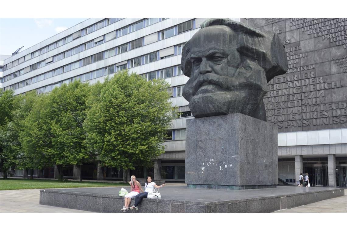 Die angeblich größte Marx-Porträtbüste der Welt, gestaltet in sozialistischer Manier vom sowjetischen Bildhauer Lew Kerbel (1917-2003), in Chemnitz (historische Aufnahme aus dem Jahr 2009).