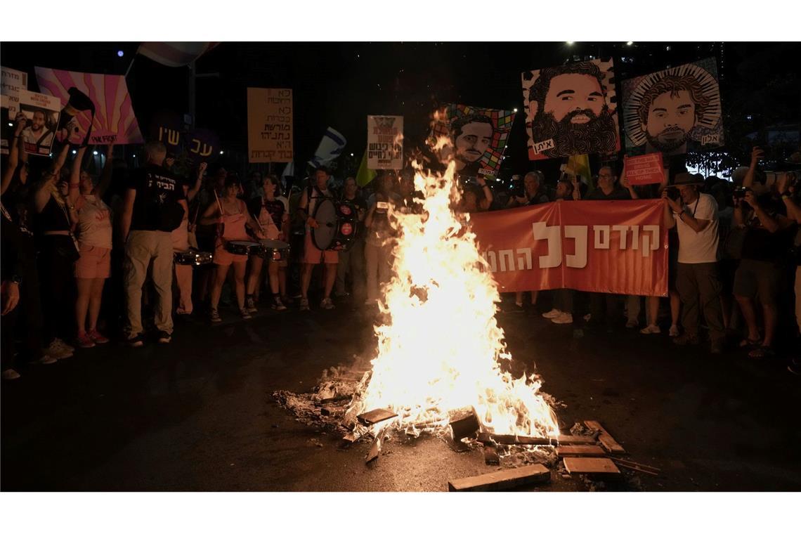 Israelische Regierung will wieder Hilfe nach Gaza lassen Die Angehörigen fürchten um das Schicksal der Geiseln.