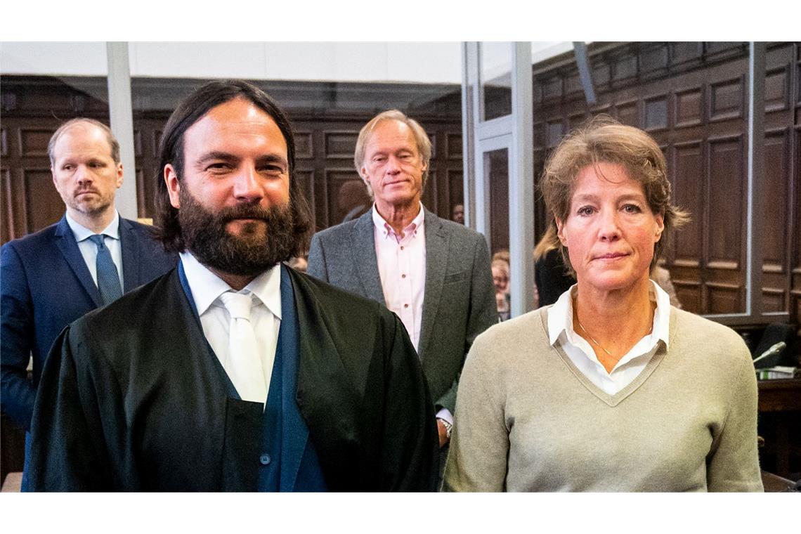 Die Angeklagte Block (rechts) steht vor Beginn des Verhandlungstags neben ihrem Anwalt im Gerichtssaal.